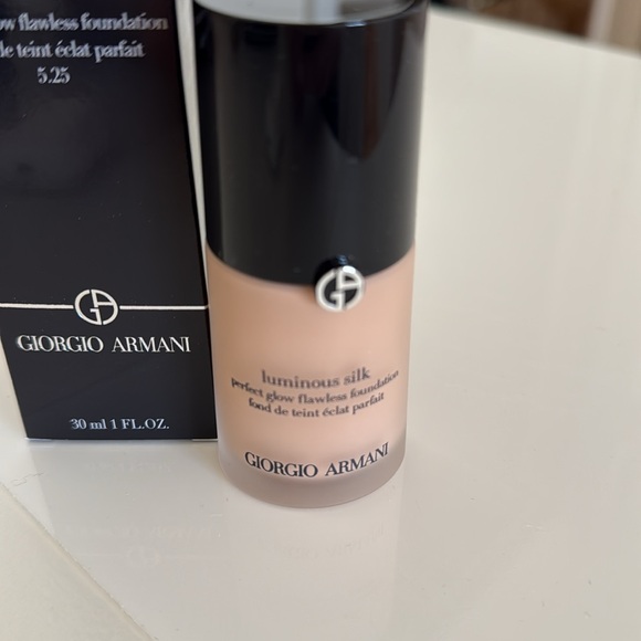 Giorgio Armani Luminous Silk Foundation - Shade 5.25 - Picture 10 of 11